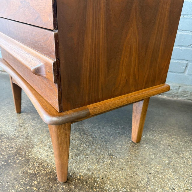 1960s Pair of 1960s Walnut Nightstands by United Furniture Co., Attributed For Sale - Image 5 of 6