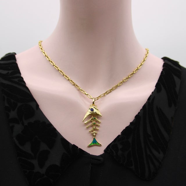 1960s 18k Gold Articulated Fishbone Skeleton Pendant With Enamel by UnoAErre For Sale - Image 9 of 11
