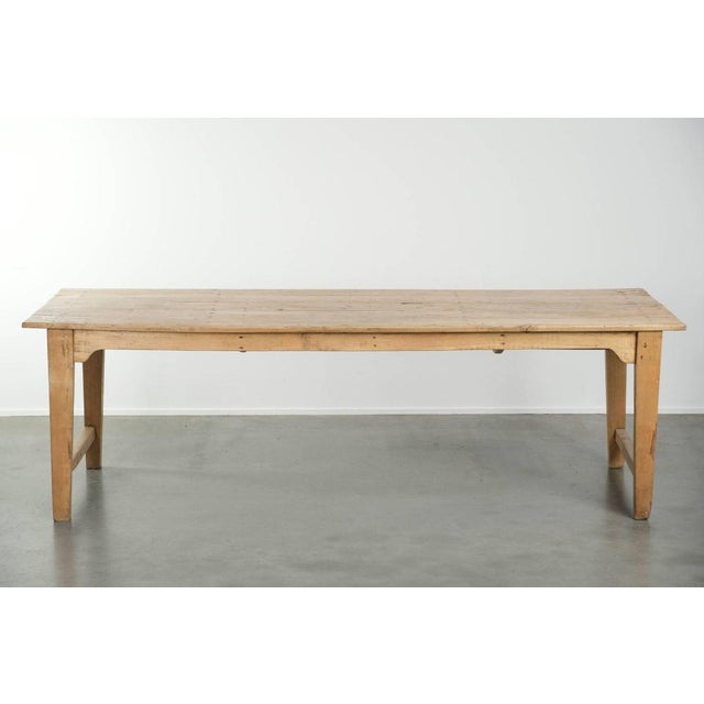 This beautiful large antique 6 to 8-person pinewood farmhouse dining table has a lovely light color and is equipped with a...