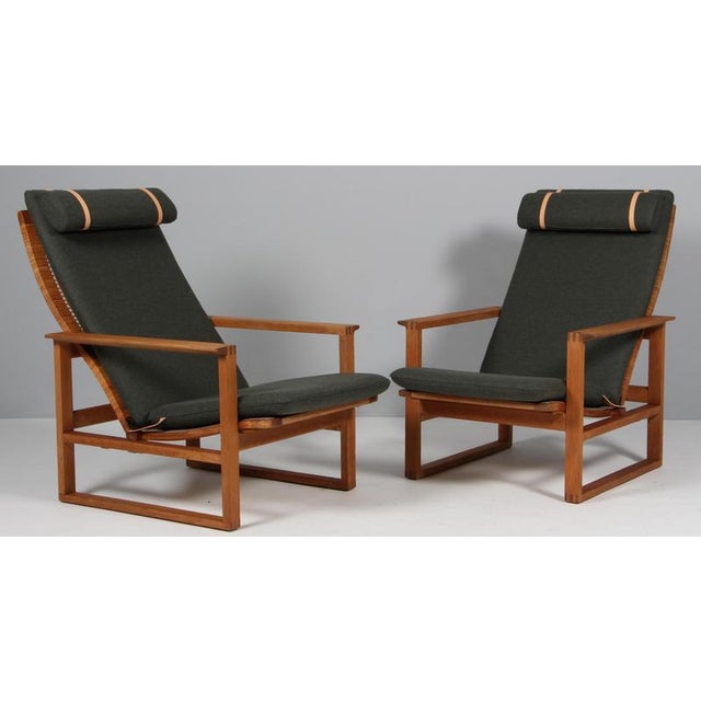 2254 Oak Sled Lounge Chairs and Ottoman in Cane attributed to Børge Mogensen for Fredericia, 1956, Set of 3 For Sale - Image 6 of 8