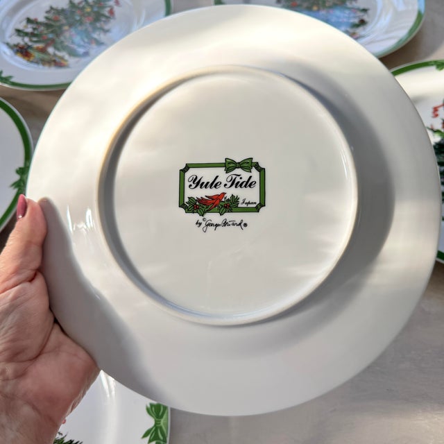 Bright Green Georges Briard Yule Tide 10.25” Dinner Plates Vintage Christmas Tree Plates -Set of 8 For Sale - Image 8 of 12