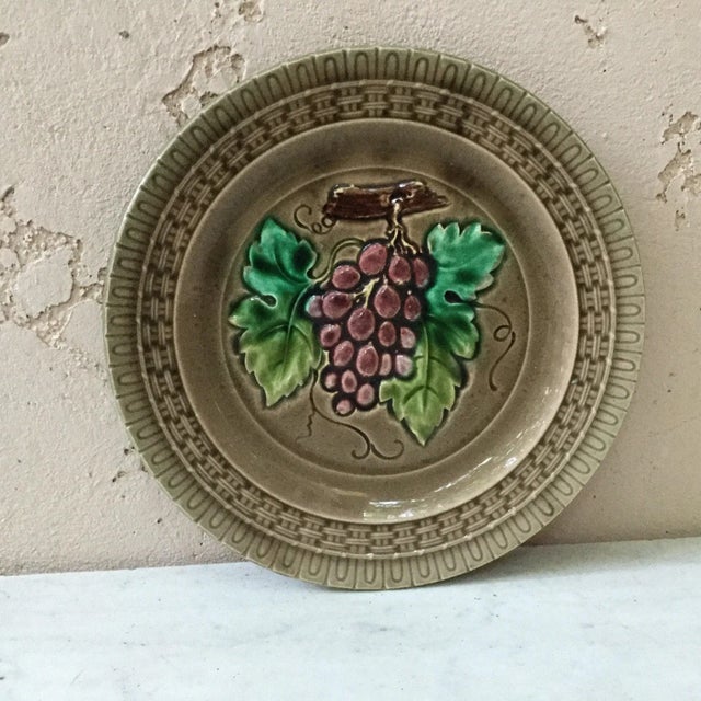 1900 - 1909 Early 20th Century Keller & Guerin Saint Clement Majolica Grapes Plate For Sale - Image 5 of 6