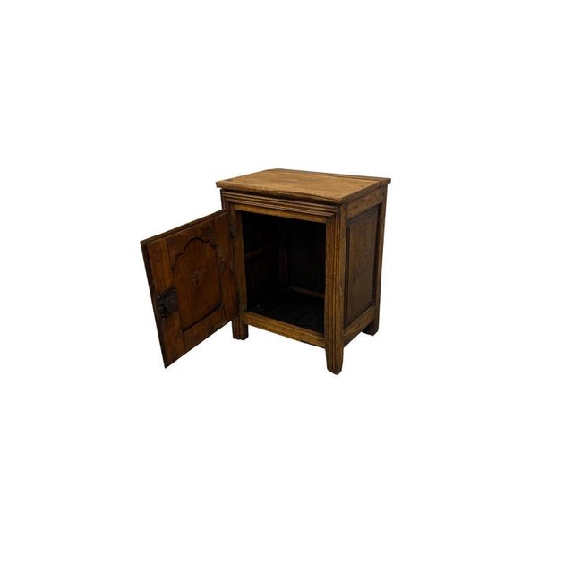 This refined small 19th-century antique cabinet is crafted from fine walnut and features a compact structure yet richly...