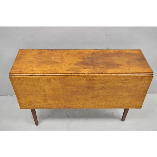 Antique American Federal Tiger Maple Narrow Drop Leaf Breakfast Dining Table For Sale In Philadelphia - Image 6 of 18