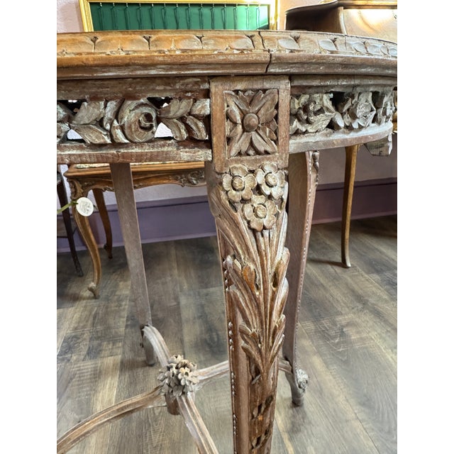 French Early 20th Century French Side Table With Carved Legs and Intricate Floral Inlaid Top For Sale - Image 3 of 12