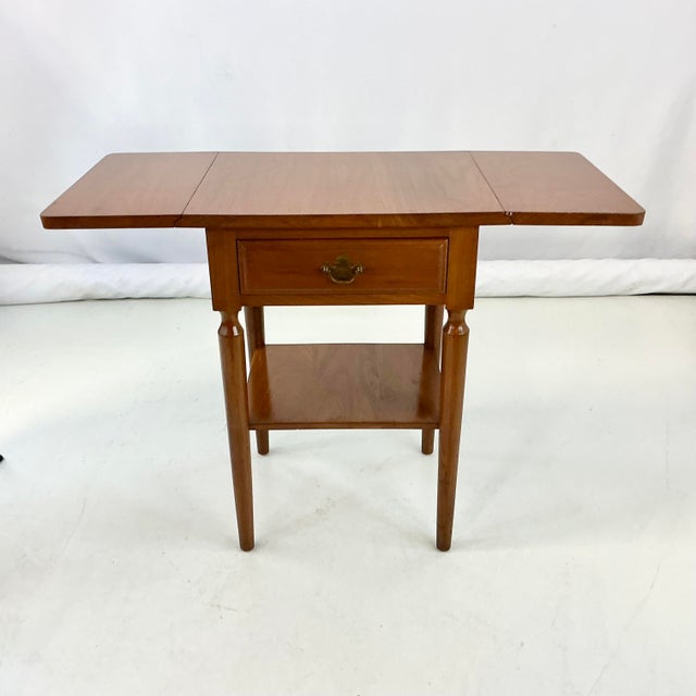 1970s Vintage Americana Federal Traditional Teak Drop Leaf Side Table For Sale - Image 14 of 17