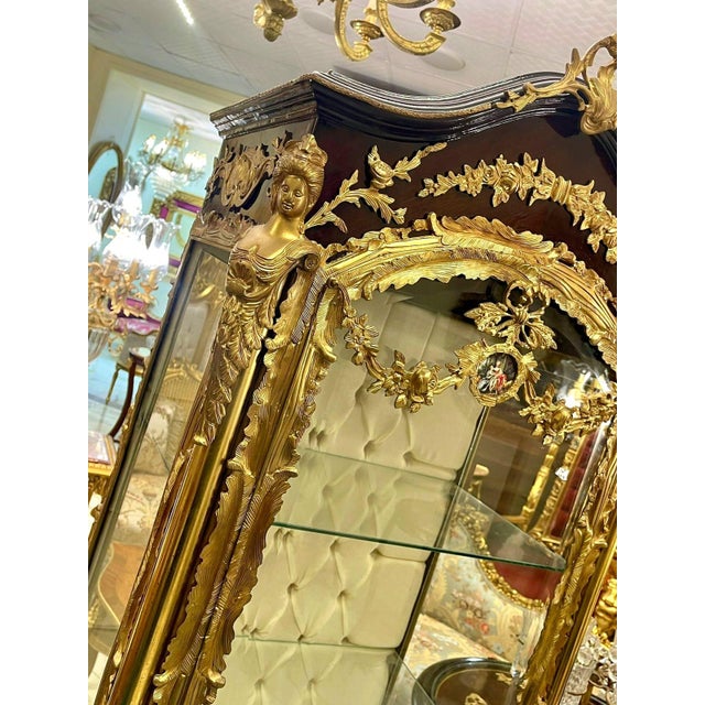 French Louis XVI Display Vitrine With Gold Leaf Details, Tufted Interior & Glass Shelves For Sale In Miami - Image 6 of 7