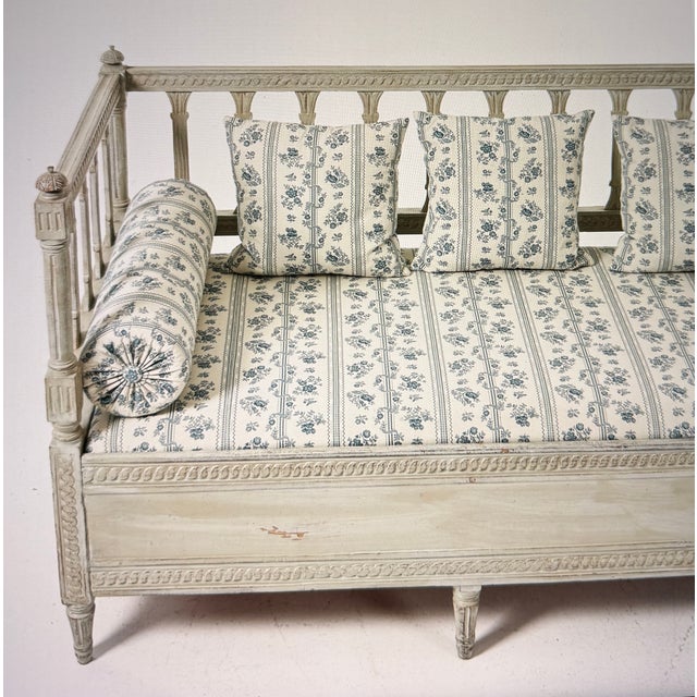 This matte gray Swedish bench from 1800 is a truly beautiful piece. Baluster legs, a spindle back, and fluting adorn this...