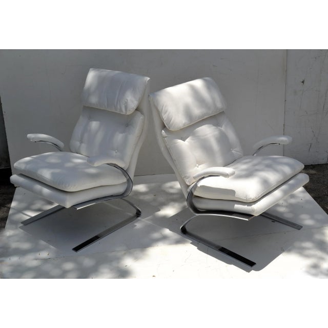 White Pair of Saporiti Style Cantilever Lounge Chair Off White Bouclé Upholstery 1980 For Sale - Image 8 of 13