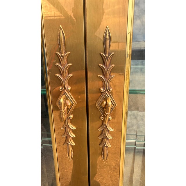 Attributed to Mastercraft Neoclassical Brass & Glass Illuminated Display Cabinet For Sale - Image 12 of 17