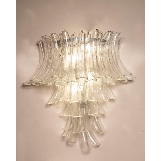 Wall sconce / wall lamp formed by several glass petal, particular for their thickness, by venini. Object from the 1970s in...