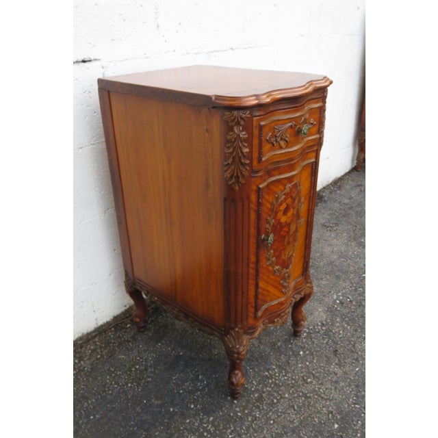 French Early 1900s Johnson Furniture Carved Inlay Tall Nightstand Side End Table 6235, Attributed For Sale - Image 16 of 18