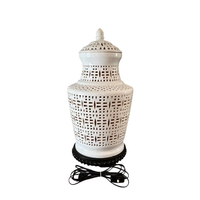 Chinoiserie Vintage Chinoiserie White Pierced / Reticulated Blanc De Chine Ginger Jar Vase Table / Accent Lamp For Sale - Image 3 of 9