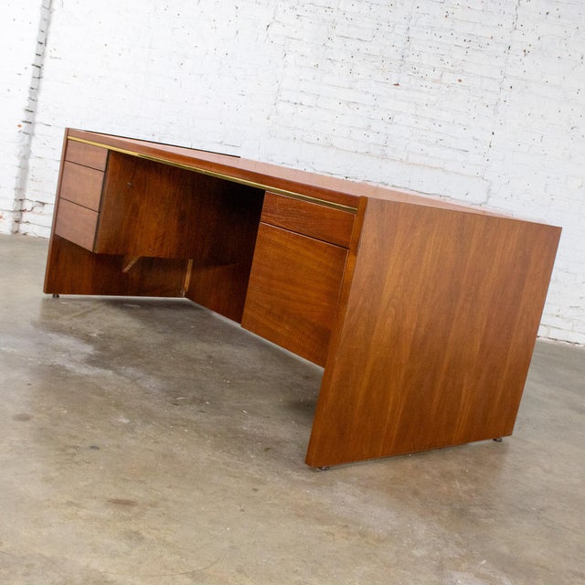 Mid to Late 20th Century MCM to Modern Walnut Executive Desk by Commonwealth Contract Furnishings For Sale - Image 6 of 18