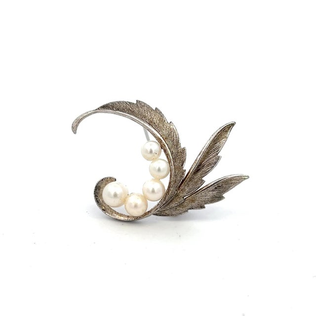 1990s 1990s Mikimoto Estate Akoya Pearl Brooch Pin 5-7 mm Silver For Sale - Image 5 of 10