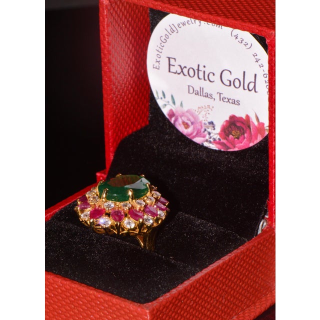 Green Late 20th Century Gia Certified 11.39Ct Zambian Emerald, Ruby & Diamond 18k Gold Cocktail Ring, Size 6 For Sale - Image 8 of 13