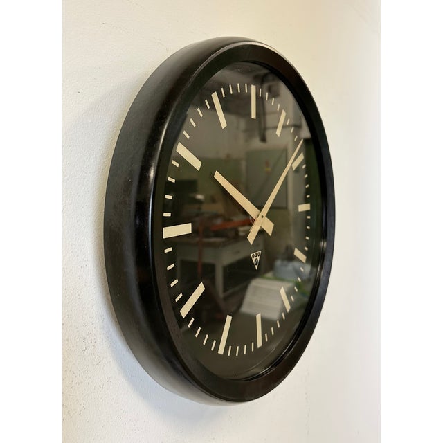 Industrial Industrial Bakelite Factory Wall Clock from Pragotron, 1970s For Sale - Image 3 of 18