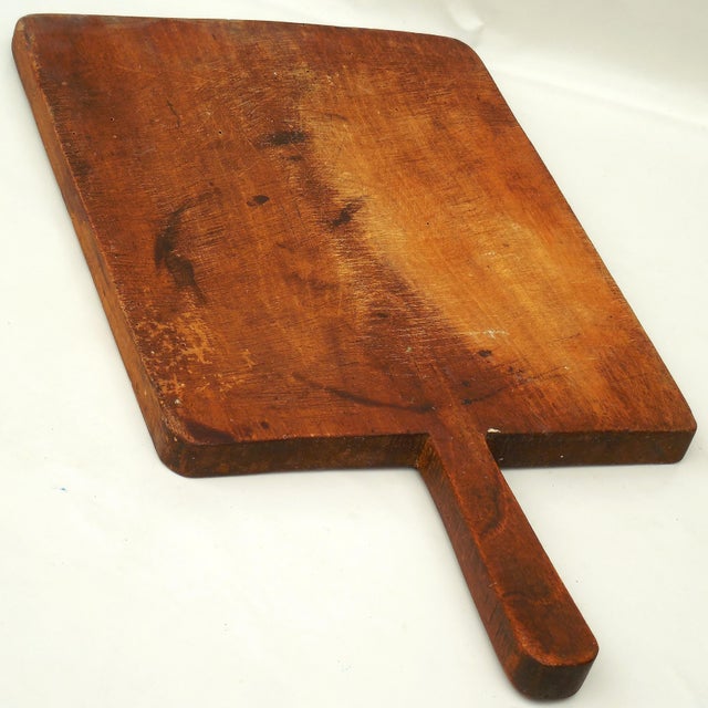 Antique French Country Beechwood Bread Board With Long Handle - Kitchen Cutting Board For Sale - Image 4 of 13