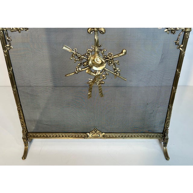 Louis XVI style brass fire screen with mesh decorated with garlands For Sale - Image 4 of 12