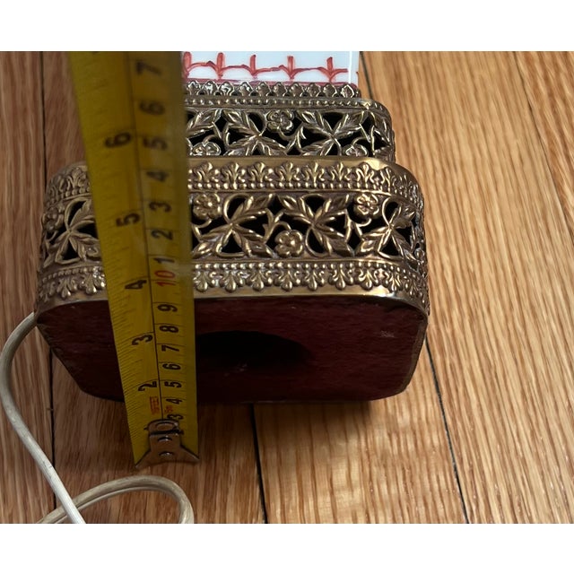 Ceramic 1900 Chinese Vase Lamps Canton Famille Rose Porcelain Late Qing Early Republic - a Pair For Sale - Image 7 of 10