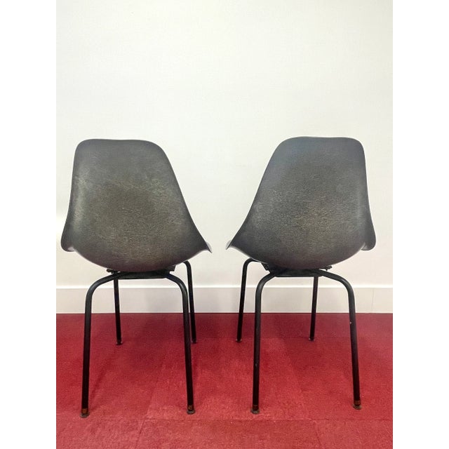 Pair of Vintage Mid-Century Modern Douglas Fiberglass Chairs 1960 For Sale In Chicago - Image 6 of 12