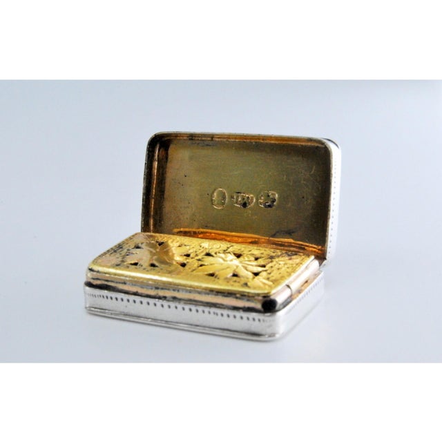 George III Silver and Gold Vinaigrette Box with Engravings For Sale - Image 6 of 11