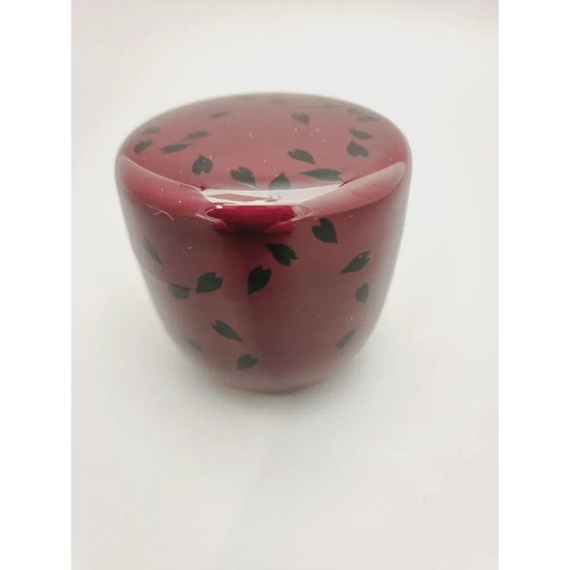 Mid-Century Modern Vintage Japanese Netsuke Matcha Container with Maki-E Lacquer in Bordeaux Colour with Black Petals, 1960-70s For Sale - Image 3 of 5