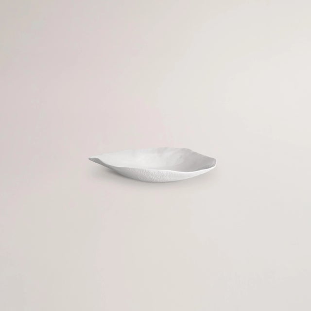 A spectacular plate for an eye catching main course. • Large dinner plate • 30cm x 29cm x 5,5cm • Classic white • Textured...