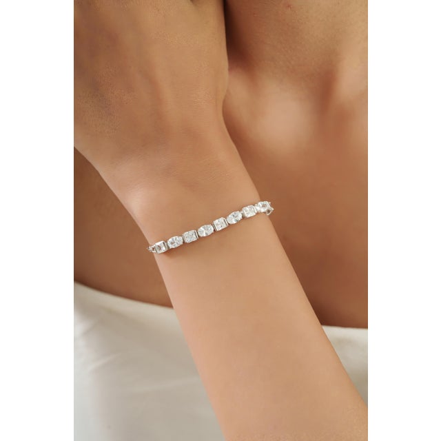 The Carat&Her Moderne Adjustable White CZ Multi-Stone Link Chain Bracelet is a sophisticated expression of contemporary...