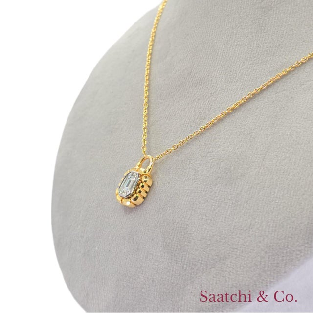 Lock Shape Diamond Illusion Emerald Setting Pendant 18k (750) Yellow Gold For Sale - Image 4 of 10