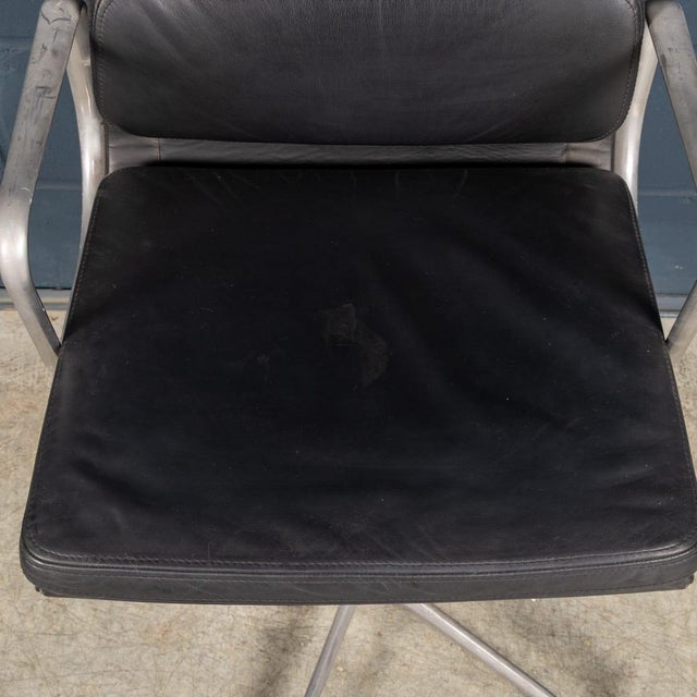 Vintage EA217 Chair in Black Leather by Charles & Ray Eames for ICF, 1969 For Sale - Image 9 of 17