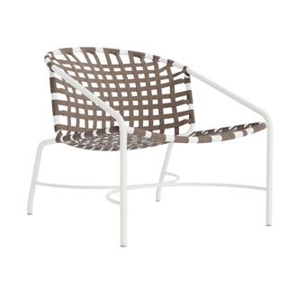 Brown Jordan Kantan Aluminum Lounge Chair in Chalk with Mica Suncloth Strapping For Sale