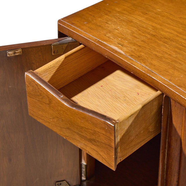 Unagusta Mid Century Walnut Curved Nightstands - Pair For Sale - Image 10 of 12