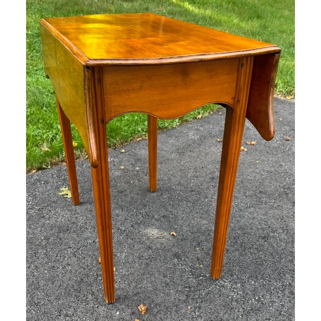 Beautiful antique American maple Pembroke dropleaf table with a serpentine shaped top and beautifully molded tapered legs,...