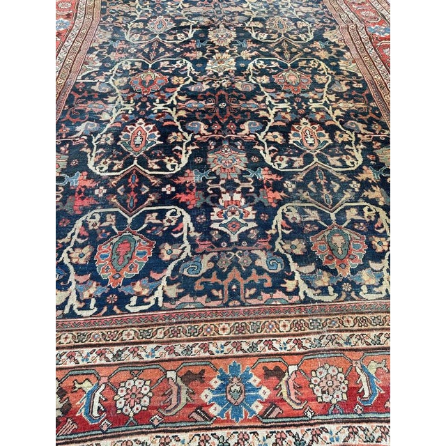 Exquisite 19th-century Mahal rug – A true masterpiece! Discover this stunning 19th-century Mahal rug, boasting an...