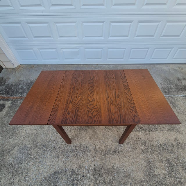 Mid-Century Modern 1990s Oak Veneer Expanding Dining Table W/ Built in Extending Leaves For Sale - Image 3 of 10