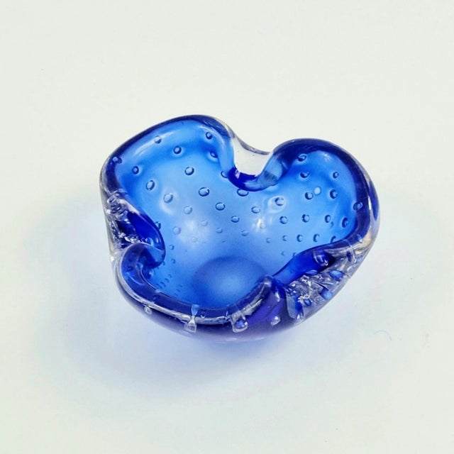 Stunning Murano glass bowl from Barovier & Toso (Italy, 1960s/1970s). Made of hand-blown Murano glass. Controlled bubble...