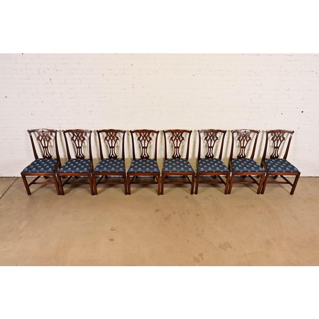 1980s Baker Furniture Style Georgian Carved Mahogany Dining Chairs, Set of Eight For Sale - Image 5 of 11