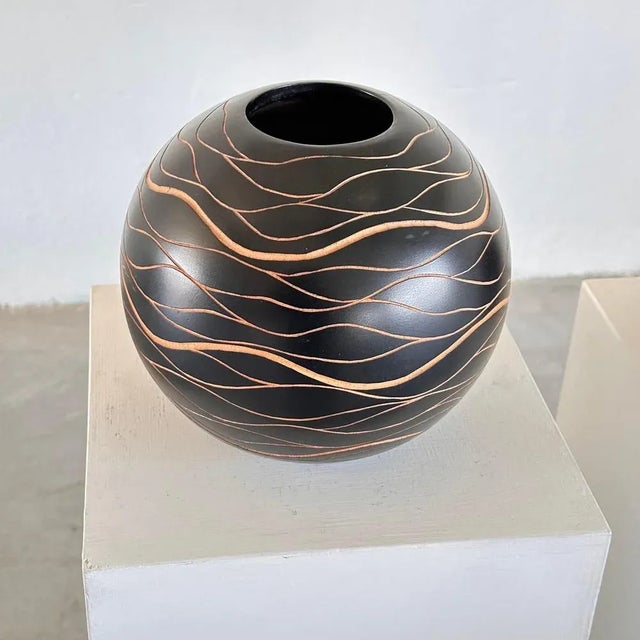 Italian Hand-Crafted Wooden Sphere Vases with Wavy Line Ornamentation, 1980s, Set of 2 For Sale - Image 3 of 11