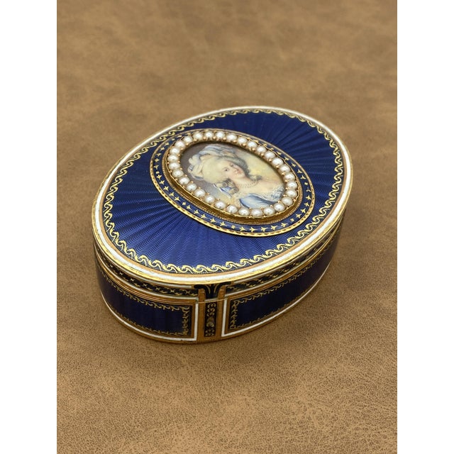 Oval Snuffbox in Gold and Enamel with Miniature of Marie Antoinette, 1800s For Sale - Image 4 of 18