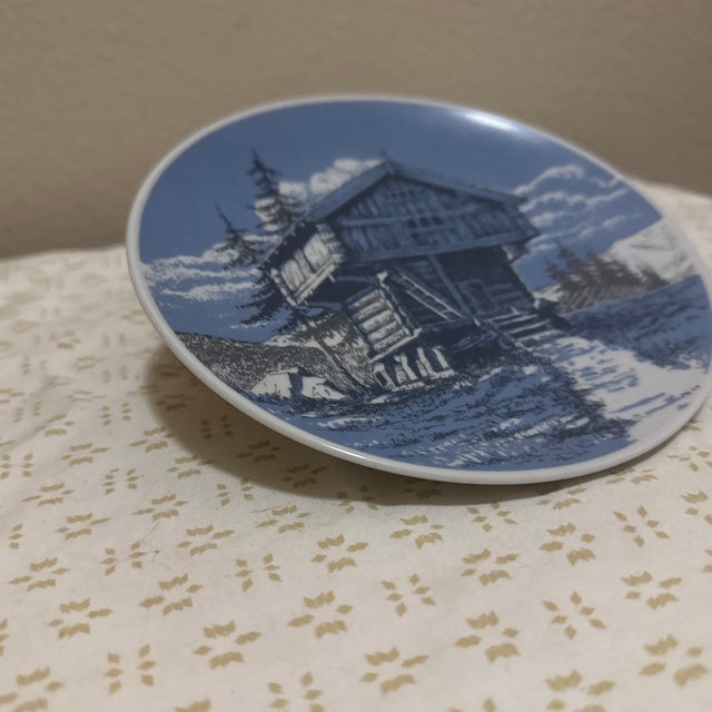 Beautiful decorative plate featuring classic Norwegian-style blue artwork with a scenic cabin pictured. Perfect for wall...