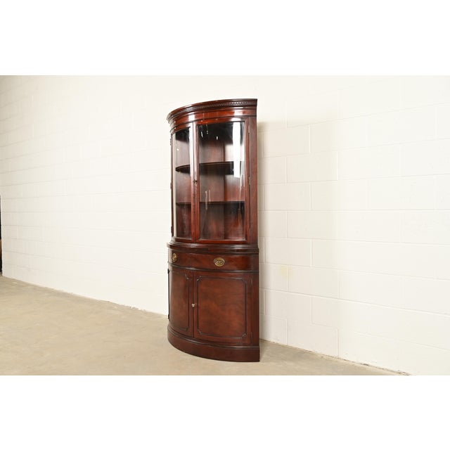 1950s Drexel Georgian Mahogany Bow Front Corner Cabinet, 1950s For Sale - Image 5 of 18