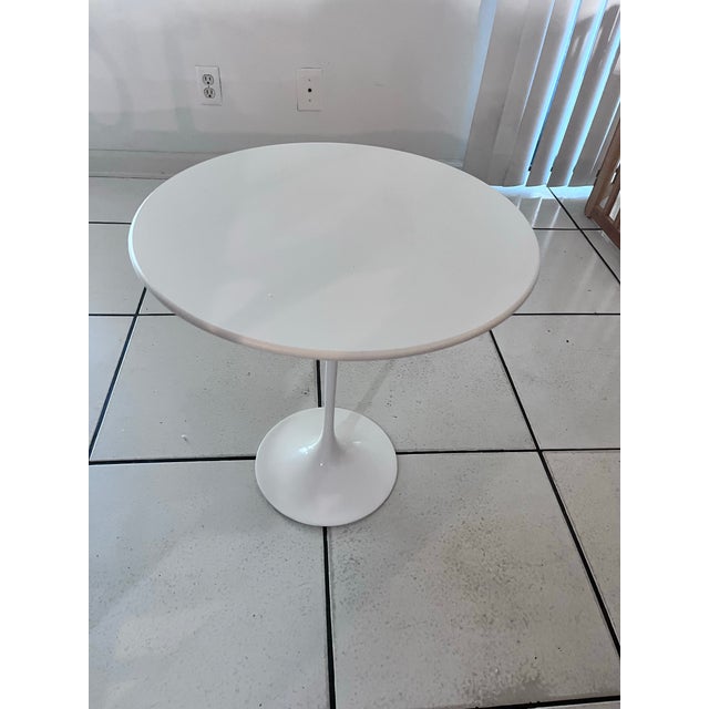 Mid-Century Modern Vintage Knoll Saarinen 20” Round White Tulip Side Table by Eero Saarinen For Sale - Image 3 of 10