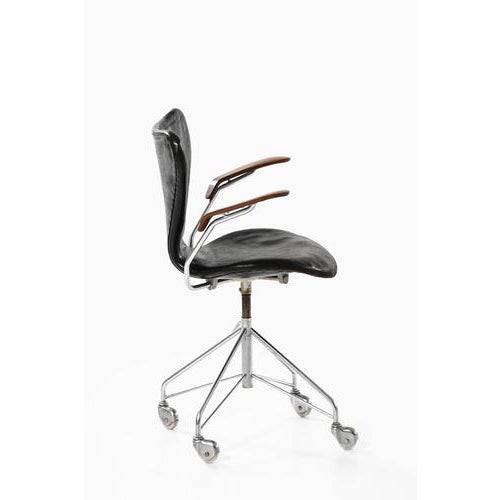 1960s Office Chair in Leather, Steel and Rosewood by Arne Jacobsen for Fritz Hansen, 1967 For Sale - Image 5 of 11