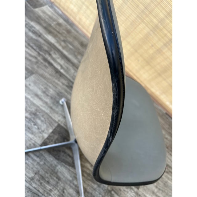 Mid Century Modern Swiveling Molded Chair by Eames for Herman Miller. Circa 1960s For Sale - Image 14 of 18