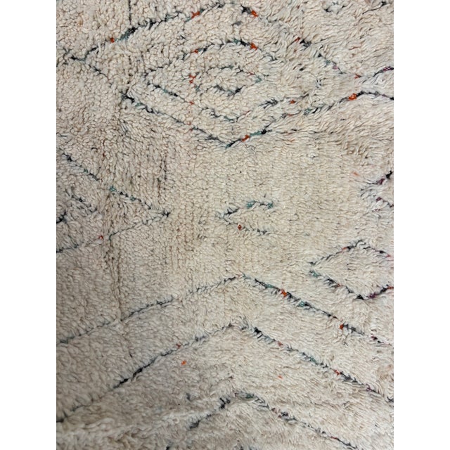 Vintage Moroccan Beni Ouarain Rug – Handmade Wool Berber rug – Minimalist Tribal Design – Atlas Mountains This authentic...