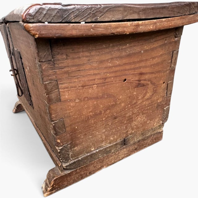 Antique 18th Century Wooden Trunk Coffer – Primitive Dovetail Chest For Sale - Image 11 of 16