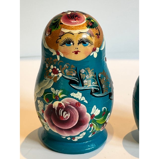 Set of 5 Mint Condition Vintage Hand-Painted Matryoshka Nesting Dolls, 5-Piece Green Laquer With Gold Black and Red Accents For Sale In Seattle - Image 6 of 14