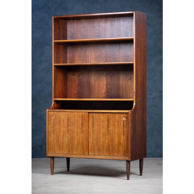 Bookcase in Rosewood made in the 1960s. Produced by the well-known Danish manufactory Farsø Møbelfabrik. The structure is...