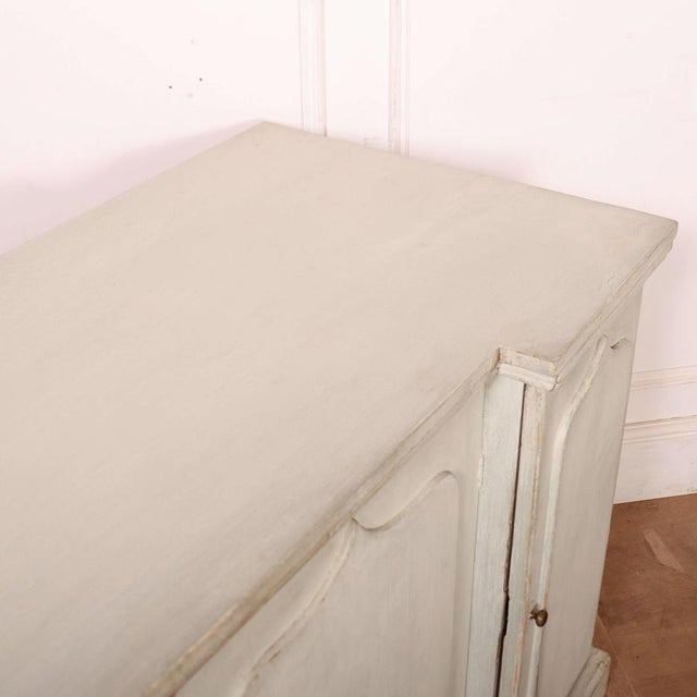 English Breakfront Dresser Base in Pine For Sale - Image 12 of 14